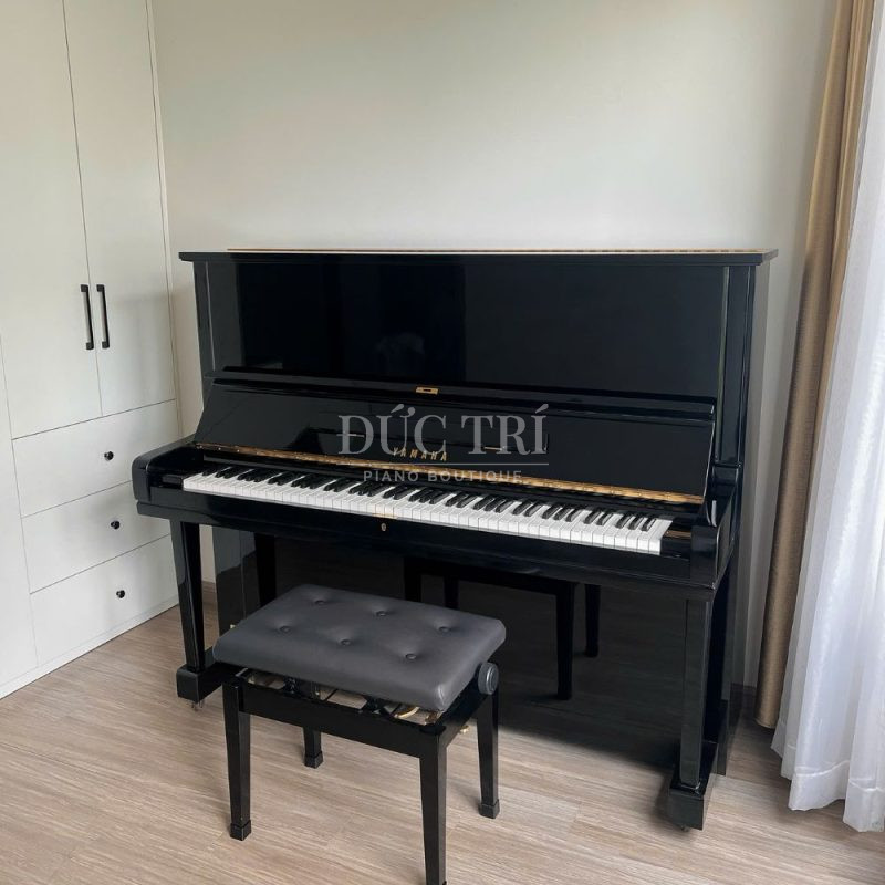 Yamaha U3E và ghế đàn