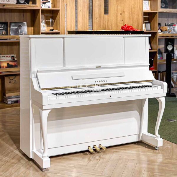 Kiểu dáng đàn piano Yamaha W106 WH màu trắng chân cong