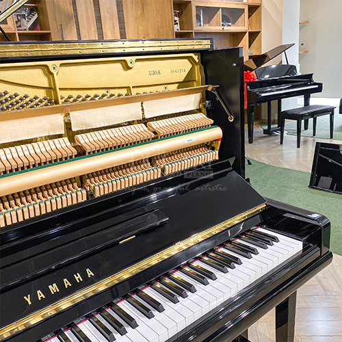 Yamaha U30A 18 Bàn phím đàn Yamaha U30A làm từ gỗ thông nhẹ