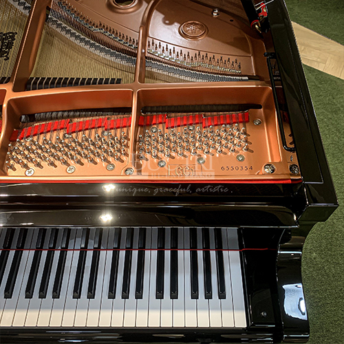 Yamaha GC1 19 Soundboard đàn Yamaha GC1 làm từ gỗ vân sam đặc rắn