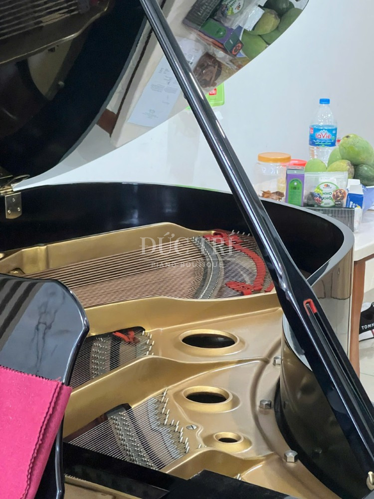 Ben trong dan Yamaha C3B Yamaha C3B Bên trong đàn Yamaha C3B