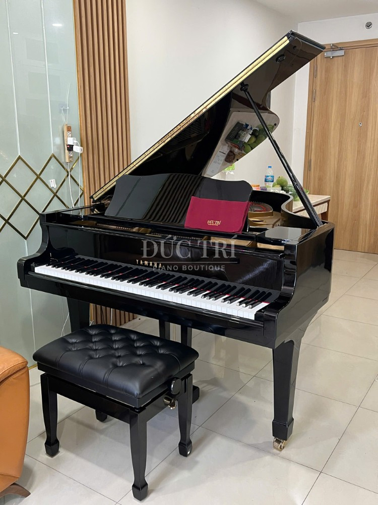 Dan Yamaha C3B duoc trung bay tai nha khach hang 1 Yamaha C3B Đàn Yamaha C3B được trưng bày tại nhà khách hàng
