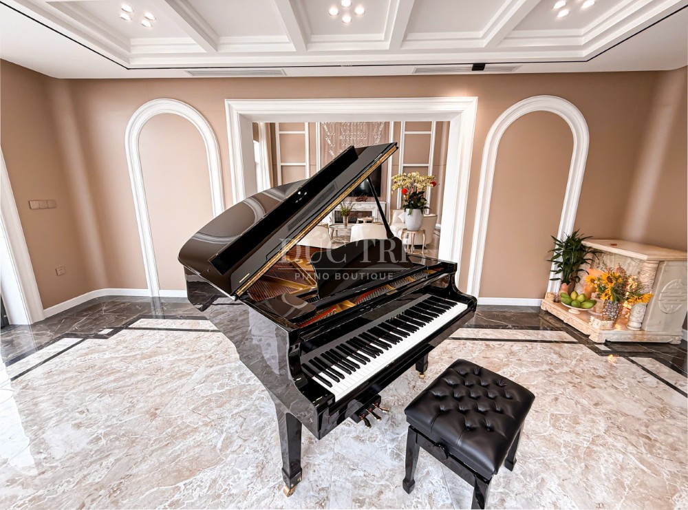 Mat truoc cua dan Yamaha C3B Yamaha C3B Mặt trước của đàn Yamaha C3B