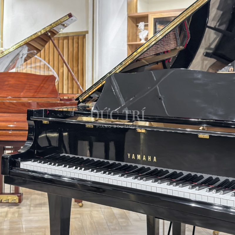 Phím đàn trên đàn Yamaha C3B 2pedal