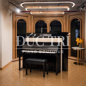 Toàn cảnh đàn piano hybrid Yamaha NU1X màu đen sang trọng trưng bày tại showroom