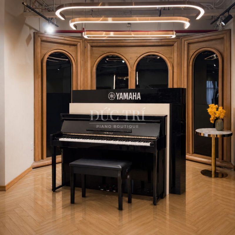 Toàn cảnh đàn piano hybrid Yamaha NU1X màu đen sang trọng trưng bày tại showroom