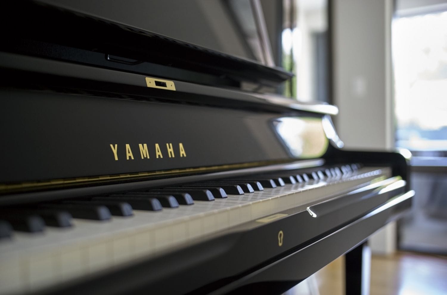 Yamaha YUS5 với giá nhạc lớn dễ dàng học tập