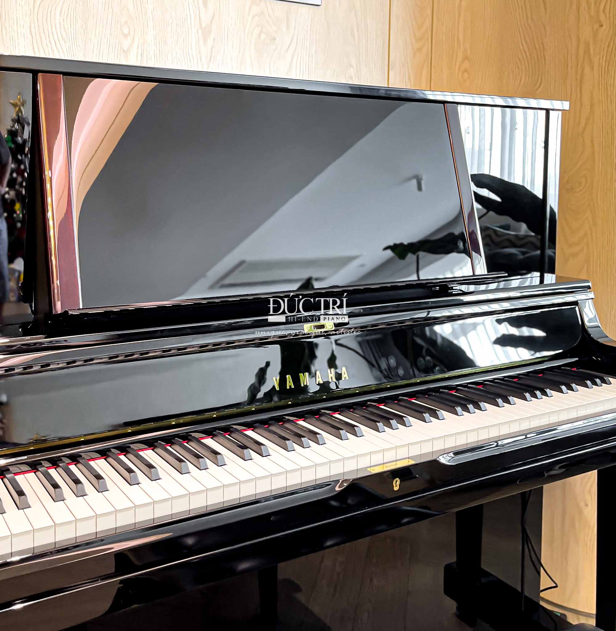 Đàn Piano Yamaha YUS5 có thiết kế nắp thoát âm, giúp âm thanh mạnh mẽ, giàu cảm xúc