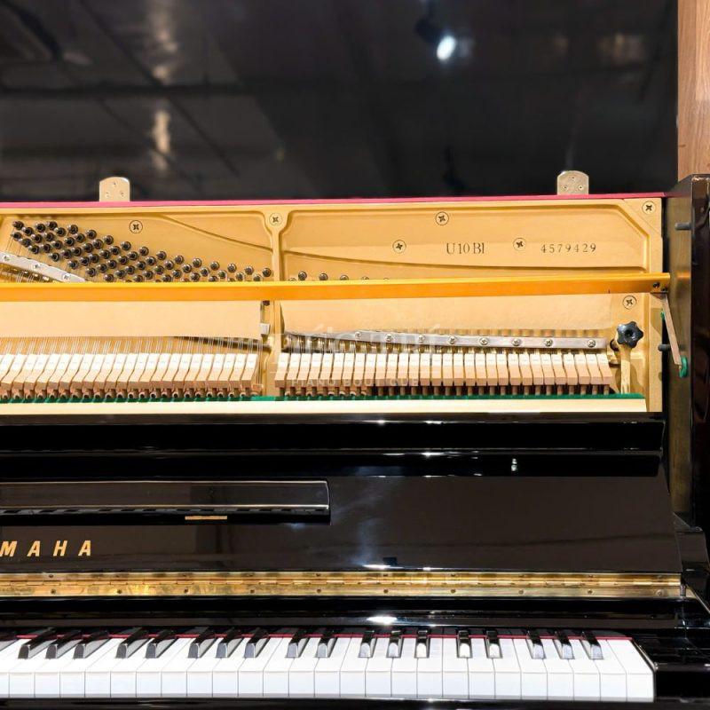 Bên trong đàn Yamaha U10Bl