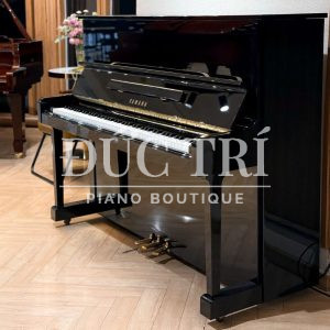 Hệ thống 3 pedal trên đàn Yamaha U10Bl
