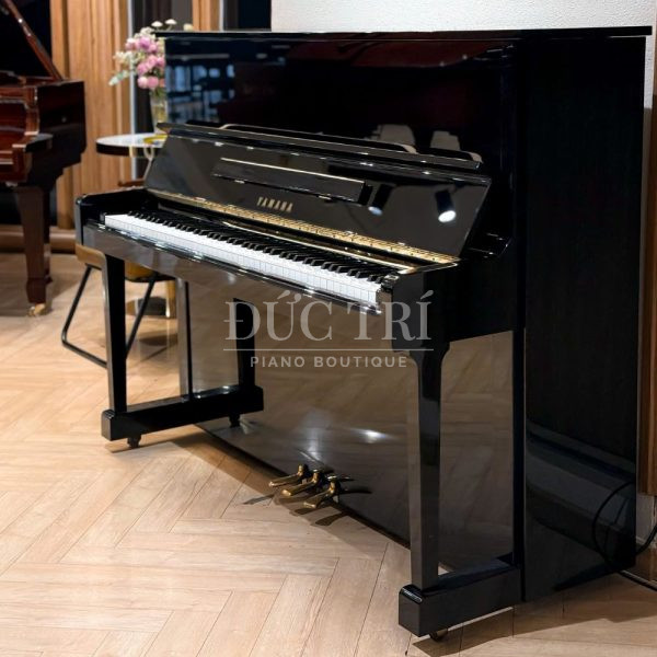Hệ thống 3 pedal trên đàn Yamaha U10Bl