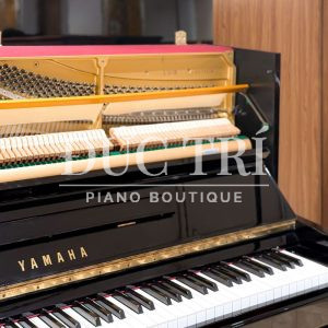 Logo Yamaha trên đàn Yamaha U10Bl