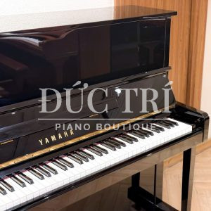 Logo và phím đàn trên đàn Yamaha U10Bl