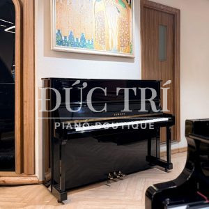 Màu đen bóng trên đàn Yamaha U10Bl