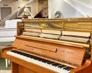 Thiết kế khối cứng của Đàn Piano Yamaha W109B màu gỗ óc chó cao cấp
