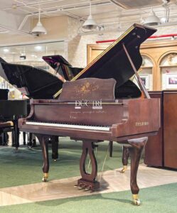 chi tiết khắc gỗ trên đàn grand piano atlas special toshiko tại đức trí music