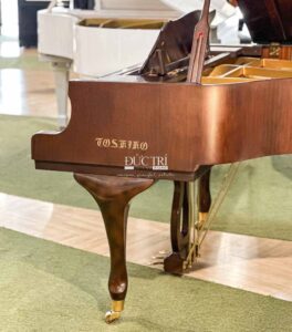 logo toshiko trên đàn piano atlas special