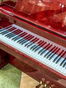 Bàn phím và giá nhạc nằm ngoài của Kawai BL71 được thiết kế cùng màu gỗ mahogany độc đáo