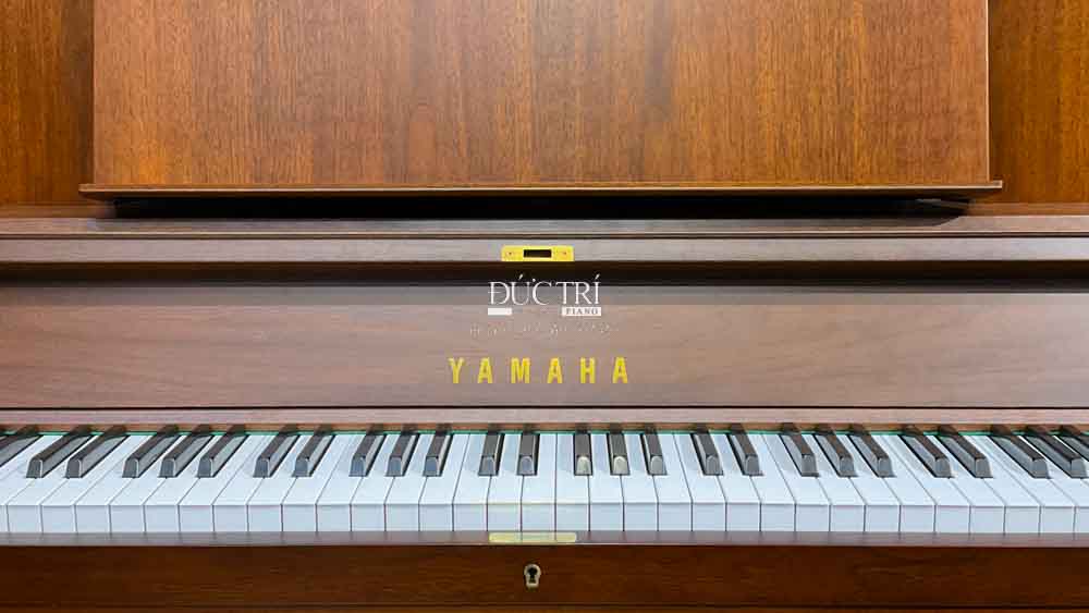 Đàn Piano Yamaha W102B có giá nhạc nằm ngoài tích hợp nắp thoát âm