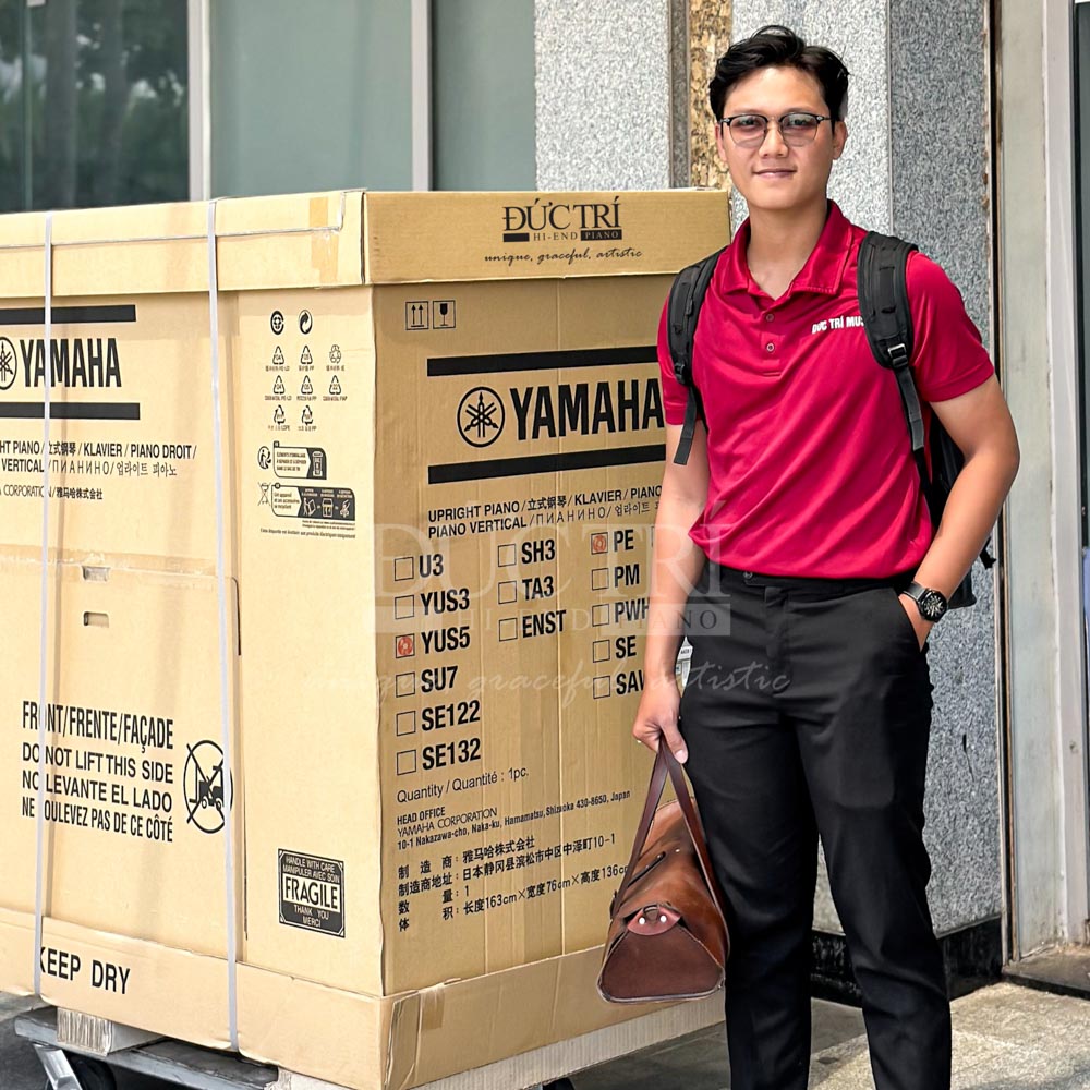 Kỹ thuật viên bàn giao đàn Piano Yamaha YUS5 