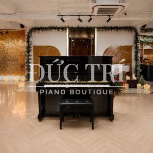 Đàn piano Yamaha UX5 màu đen cao cấp đặt trong showroom