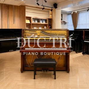 Đàn piano Yamaha W101 mở nắp khoe bộ máy đàn