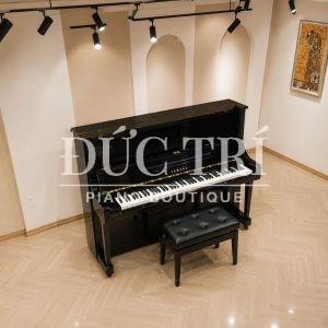 Đàn piano cơ Yamaha UX5 màu đen sang trọng góc nhìn từ trên cao