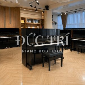 Đàn piano đứng Yamaha UX5 màu đen bóng Ebony Polish góc nhìn bên trái