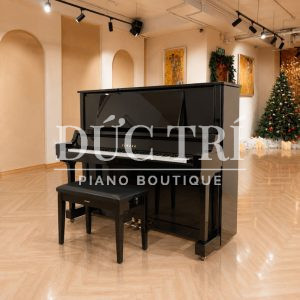 Đàn piano upright Yamaha UX5 màu đen sang trọng trưng bày tại showroom