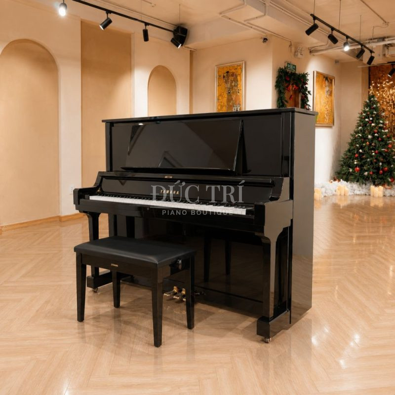 Đàn piano upright Yamaha UX5 màu đen sang trọng trưng bày tại showroom
