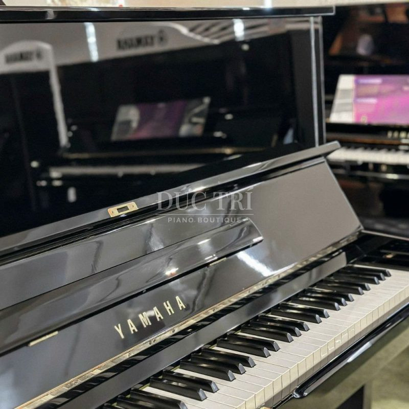 Logo Yamaha trên đàn Yamaha U2G