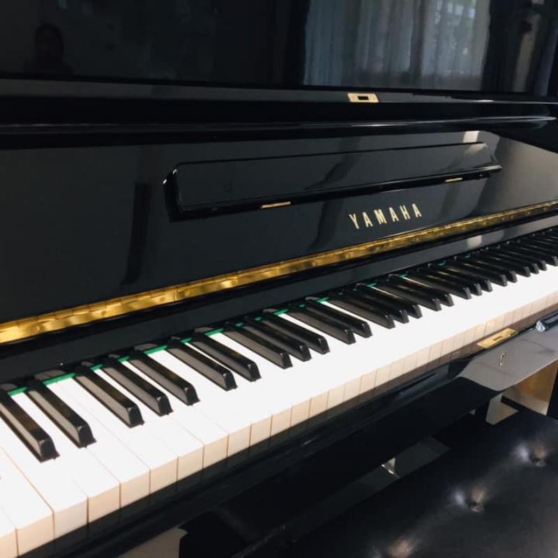 Logo và các phím trên đàn Đàn Piano Yamaha UX5