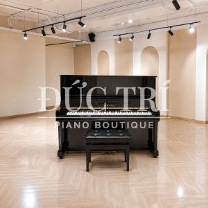 Toàn cảnh đàn piano upright Yamaha UX5 màu đen bóng góc nhìn chính diện