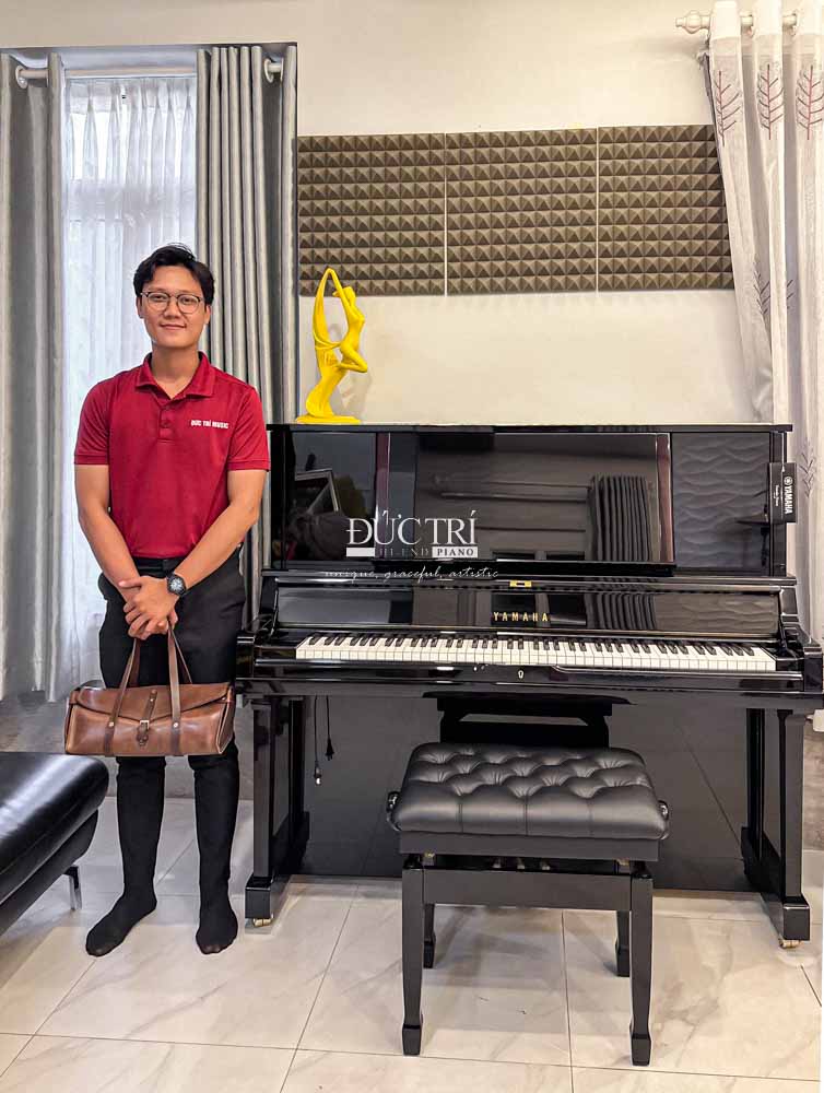 Kỹ thuật viên piano Đức Trí cùng đàn Yamaha YUS5