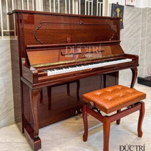 Bên cạnh đàn Yamaha U300MHC