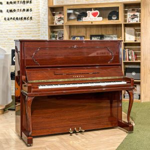 Chân đang cong trên đàn Yamaha U300mhc