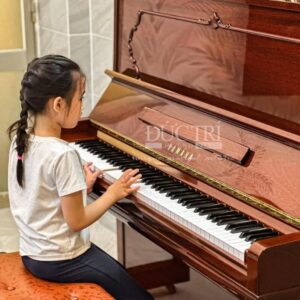 Khách hàng đang trải nghiệm đàn Yamaha U300MHC