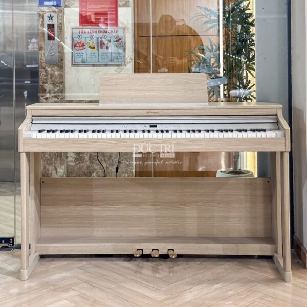 Đàn Piano Roland RP701 được trưng bày tại Showroom của Piano Đức Trí