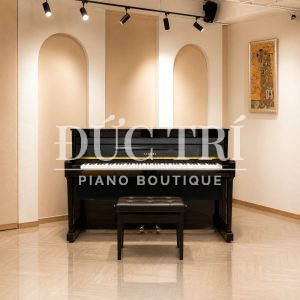 Góc chính diện đàn piano điện giả cơ Yamaha DUP10 màu đen sang trọng