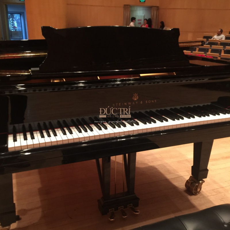Logo và bàn phím chiếc đàn Piano Steinway D274