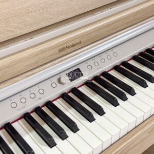 Logo và các phím trên đàn Đàn Piano Roland RP701