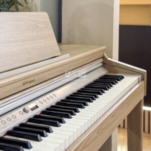 Phía trên nắp Đàn Piano Roland RP701