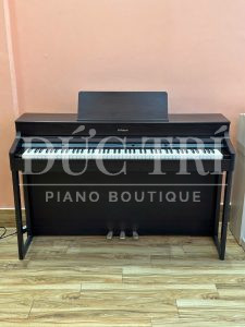 Phía trước đàn Roland HP702