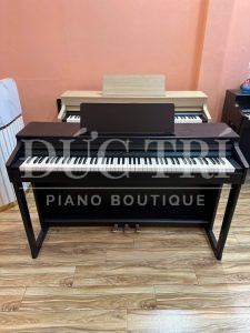Phía trước đàn Roland Rp701CB
