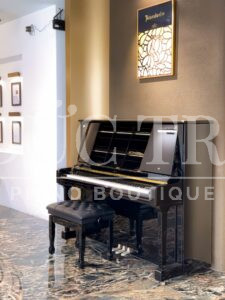 Đàn piano Boston Up-132E với màu đen bóng