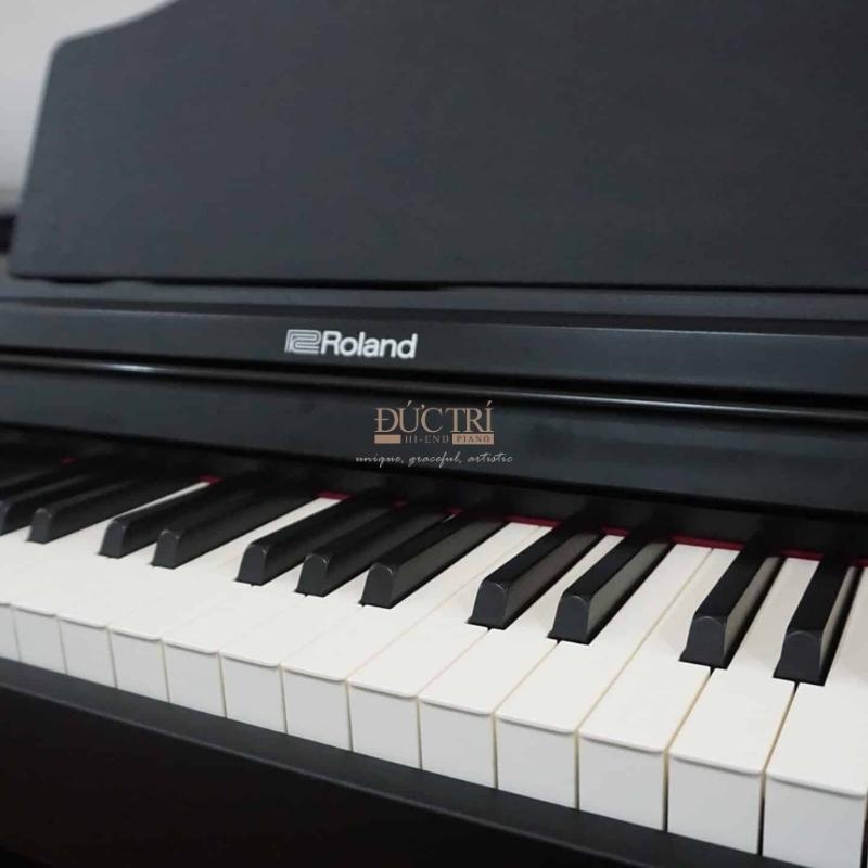 Logo và bàn phím chiếc đàn Piano Roland RP102