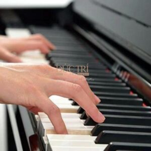 Logo và bàn phím chiếc đàn Yamaha CLP-745