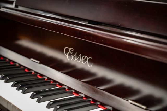 Piano Essex, ra đời năm 2006, là một thương hiệu con của Steinway & Sons