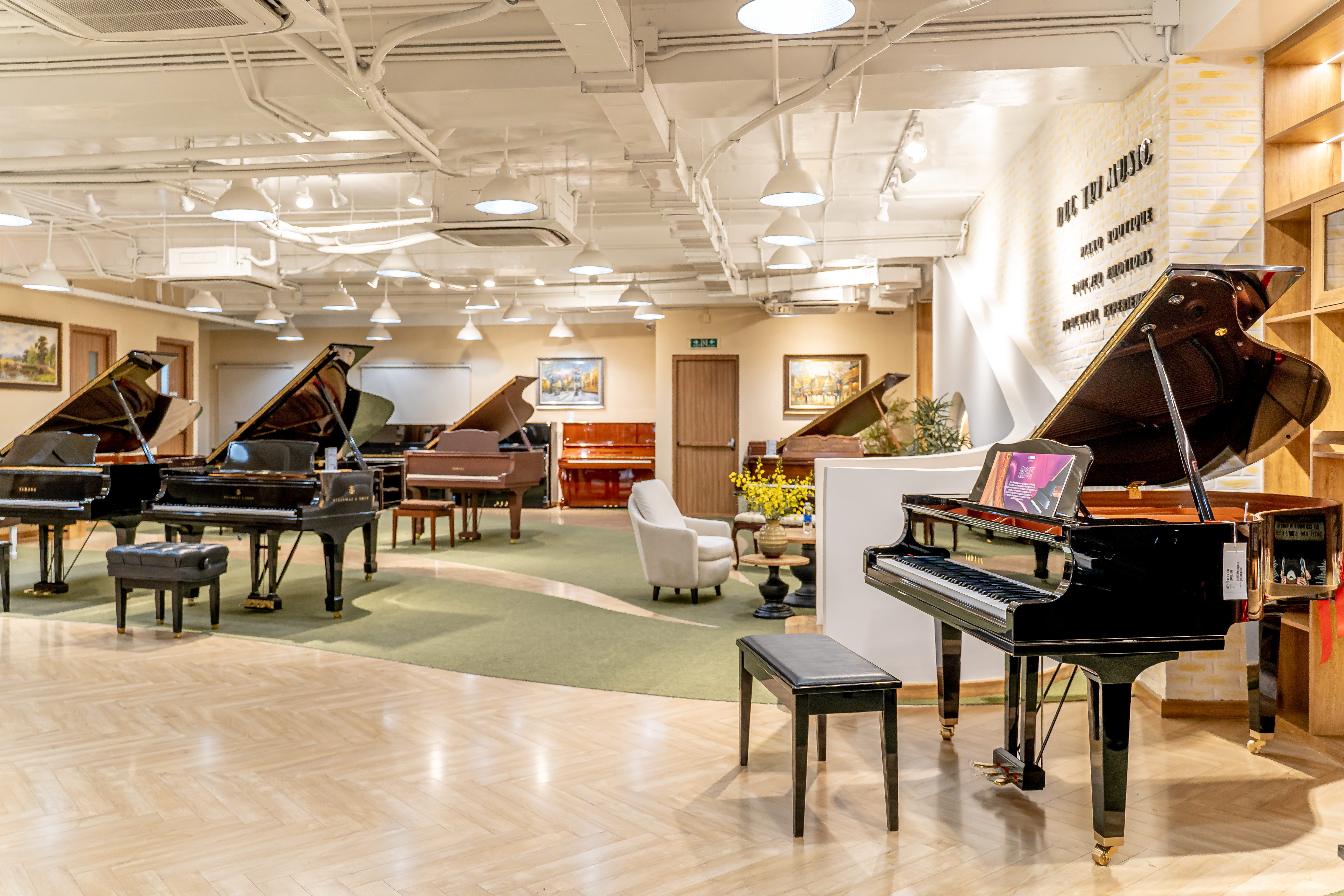 Piano Đức Trí sở hữu showroom rộng rãi và hiện đại