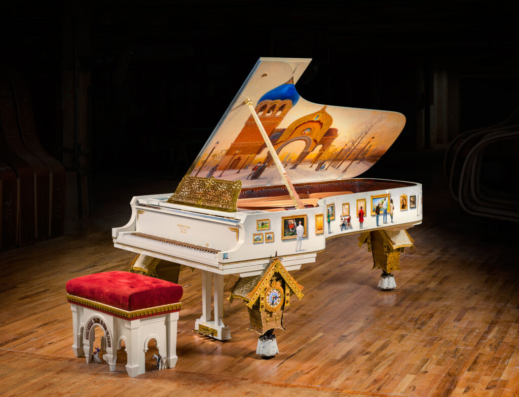 Đàn Steinway Pictures at an Exhibition giữ vị trí thứ ba trong danh sách với giá trị ước tính 2.5 triệu USD